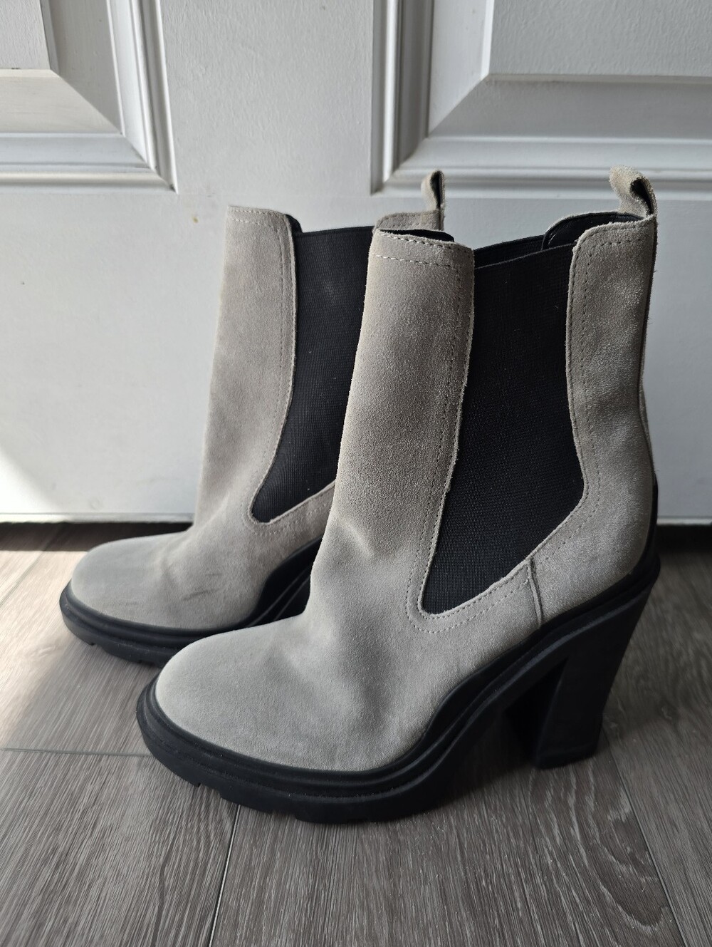 Marc Fisher LTD Suede Chelsea Boots Womens 6.5 Taupe Gray Block Heel Lug Sole